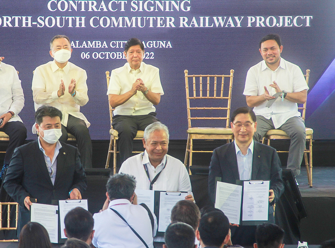 Hyundai E&C CEO Yoon Young-joon (far right in the front row) and Philippine Transportation Minister Jamie Bautista (center of the front row) are taken on photos after signing the contract.